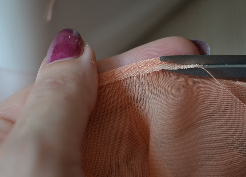 Как срезать ножницами излишки ткани