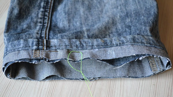 Как обрезать джинсы с сохранением фабричного шва подгибки
